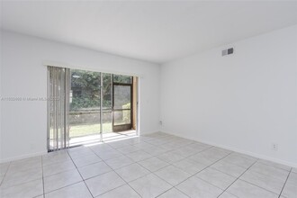 9170 NW 40th St, Unit 102-2 in Coral Springs, FL - Foto de edificio - Building Photo