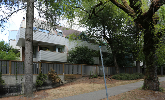 The Roslyn Apartments in Vancouver, BC - Building Photo - Building Photo