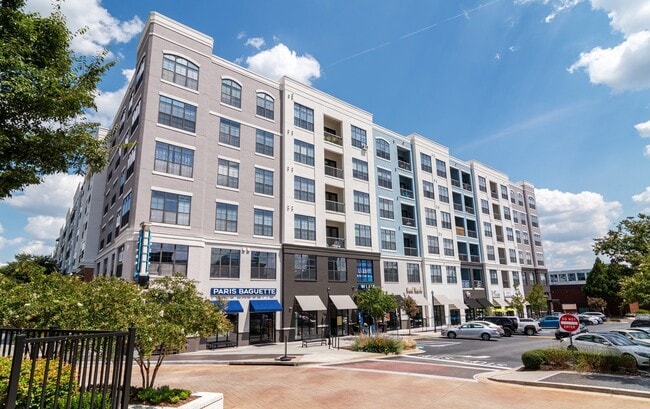Flats at Perimeter Place in Atlanta, GA - Foto de edificio - Building Photo