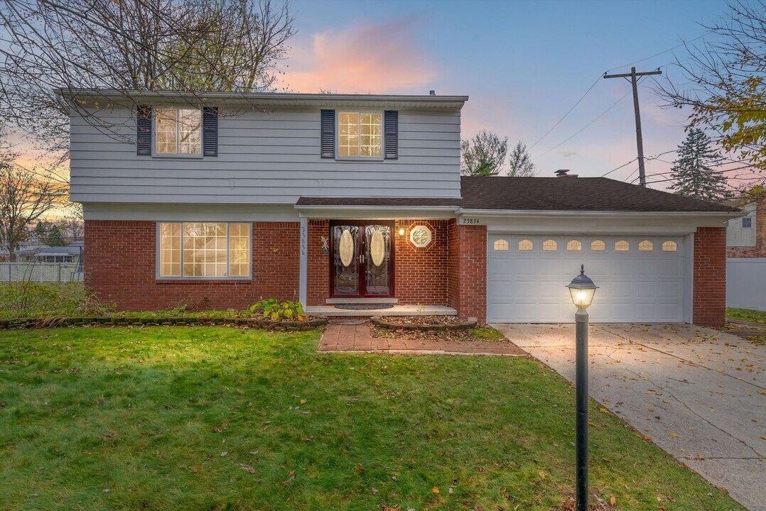23834 King Dr in Clinton Township, MI - Building Photo