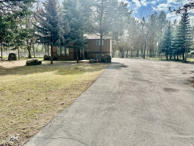 11555 W Tamarac Ln in Nine Mile Falls, WA - Building Photo - Building Photo