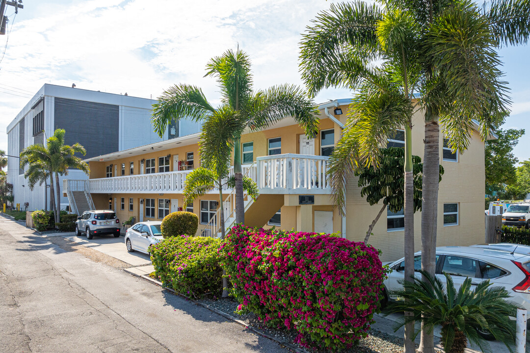 Casa De Playa in Lake Worth, FL - Building Photo