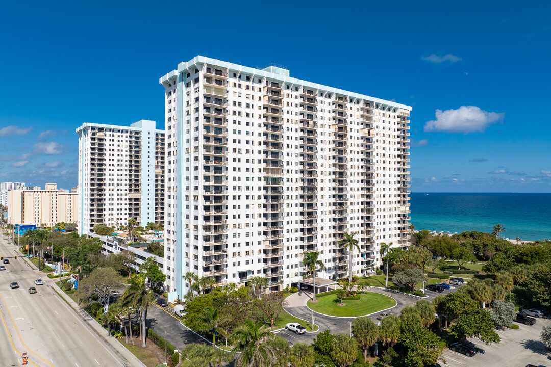 Summit Towers in Hollywood, FL - Building Photo