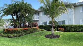 707 Neapolitan Way in Naples, FL - Building Photo
