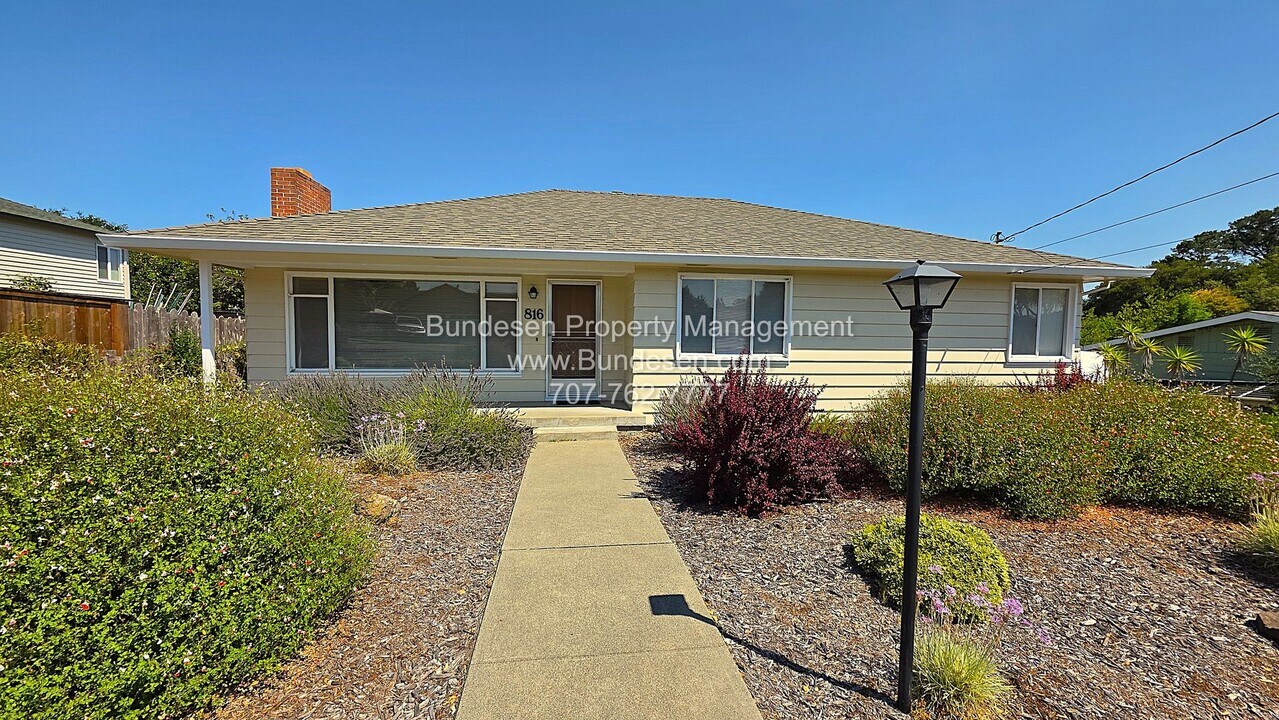 816 Schuman Ln in Petaluma, CA - Building Photo