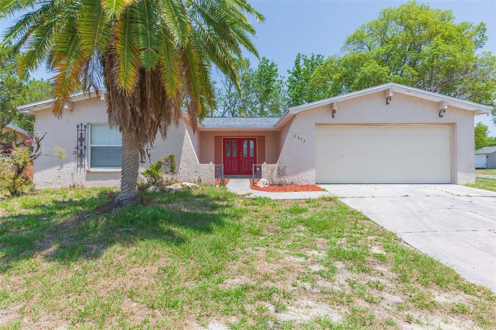 8253 Redfield Dr in Port Richey, FL - Building Photo