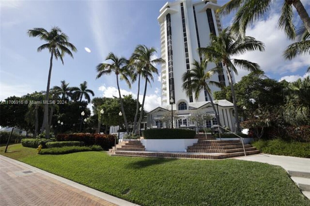 2000 Towerside Ter, Unit 1711 in Miami, FL - Foto de edificio