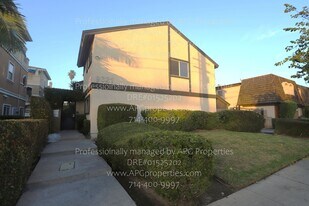 9321 Chapman Ave in Garden Grove, CA - Building Photo