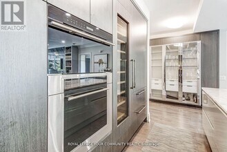 7071 Bayview Ave in Markham, ON - Building Photo - Building Photo