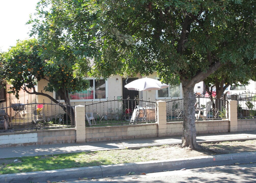 4626 Live Oak St in Bell, CA - Foto de edificio