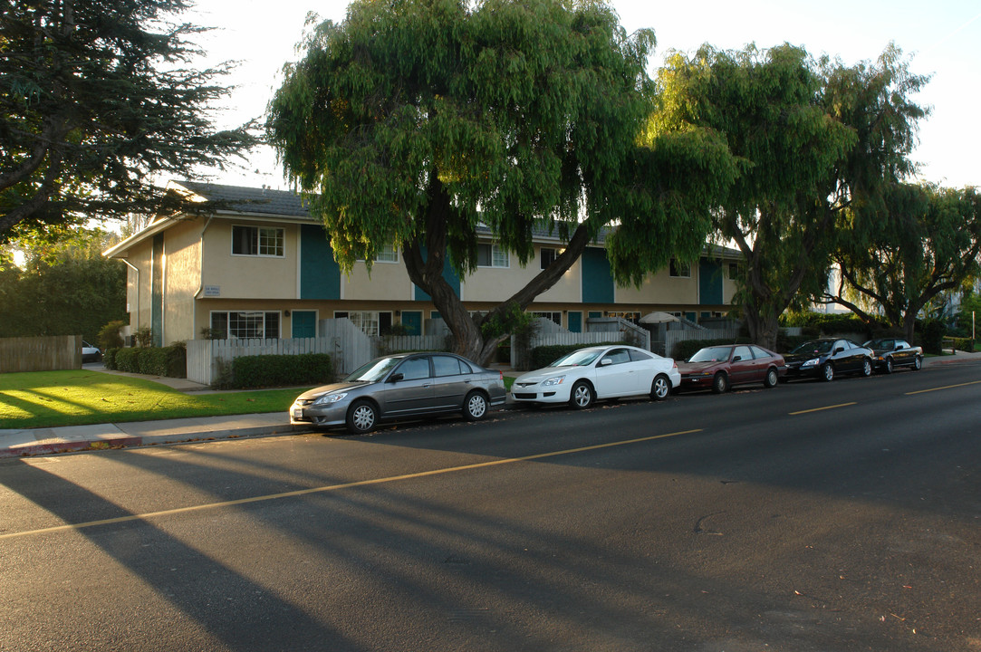 6608 Madrid Rd in Goleta, CA - Building Photo