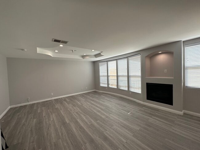 5224 Corteen Pl, Unit 4 in Valley Village, CA - Foto de edificio - Building Photo