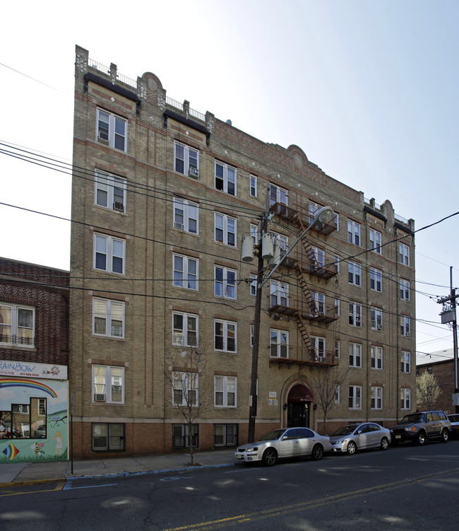 6600 Broadway in West New York, NJ - Foto de edificio - Building Photo