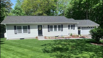 8 Edgewood Ter in Wolfeboro, NH - Building Photo