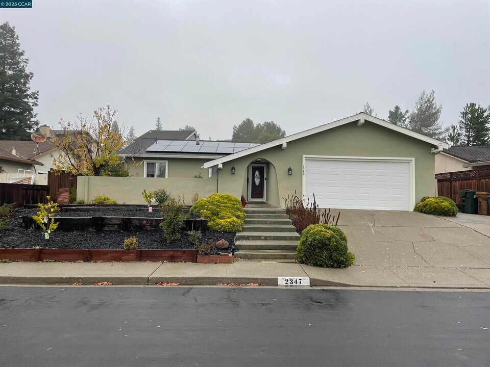 2347 Pinnacle Dr in Martinez, CA - Building Photo
