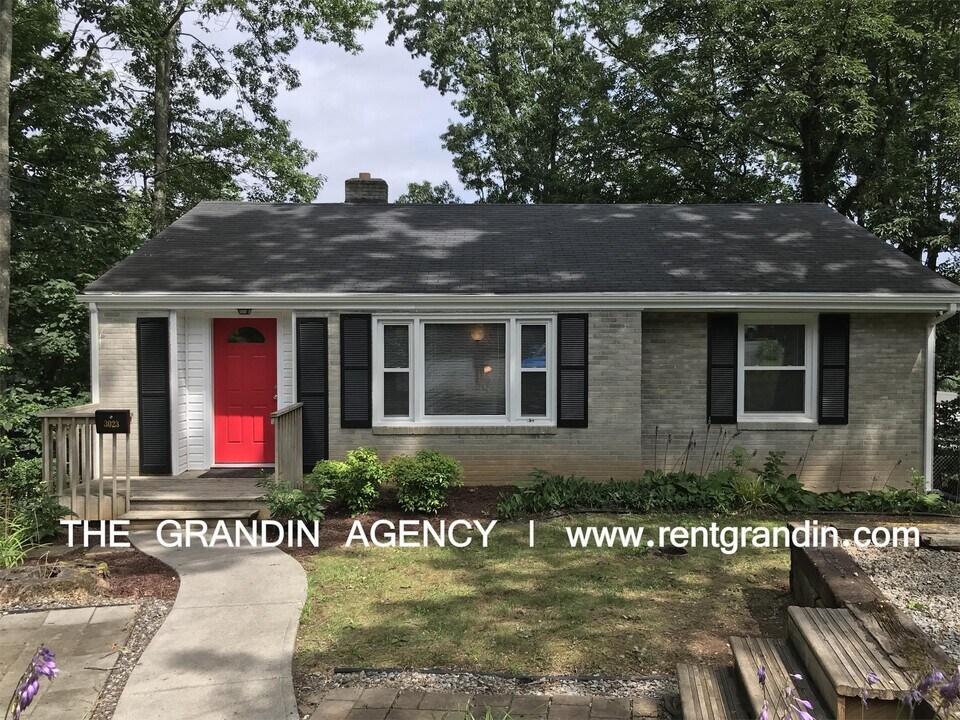 3023 Hollowell Ave SW in Roanoke, VA - Building Photo