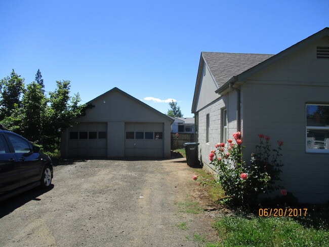 442 W Fair St in Roseburg, OR - Building Photo - Building Photo