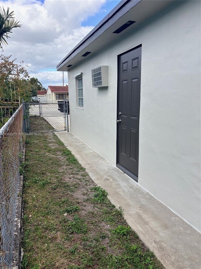 536 E 27th St in Hialeah, FL - Foto de edificio - Building Photo
