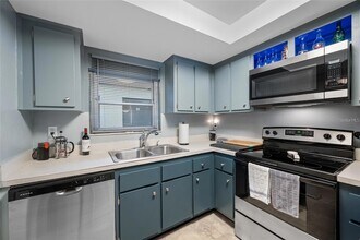 1100 E Bay Dr, Unit 60 in Largo, FL - Building Photo - Building Photo