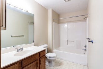 Wrens Trail Garden Apartments in Stow, OH - Foto de edificio - Building Photo