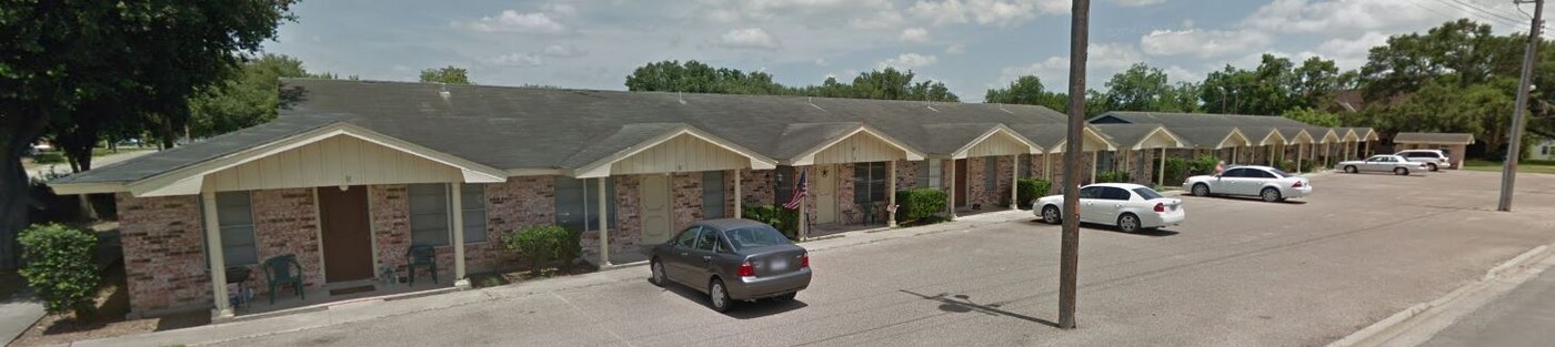 1400 N Saint Marys St in Beeville, TX - Building Photo