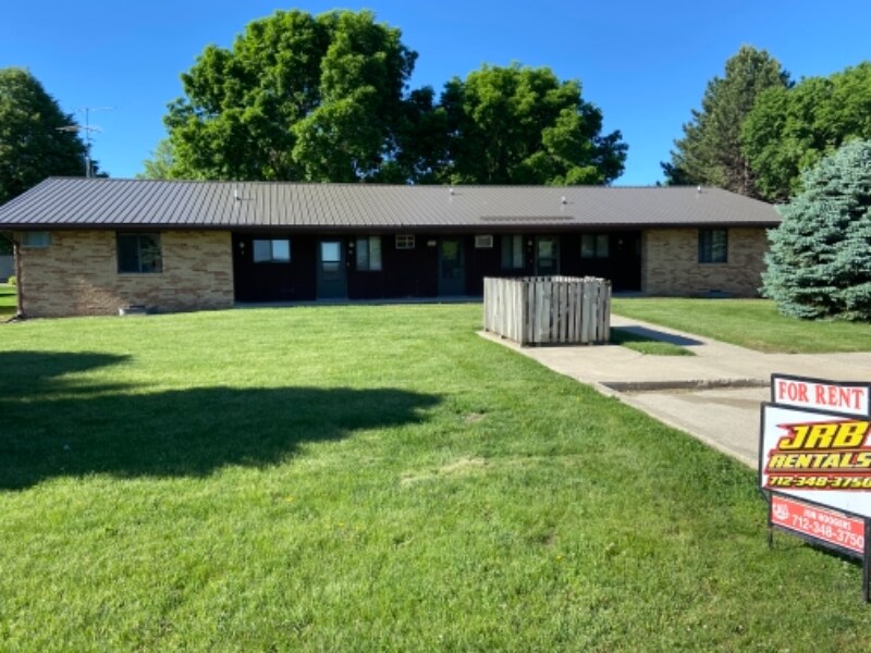 108 Willow Creek Ln in Hospers, IA - Building Photo