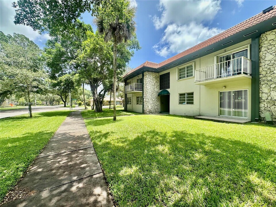 6530 Lake Patricia Dr in Hialeah, FL - Building Photo
