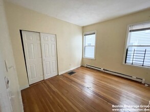 7 Iroquois St, Unit 2 in Boston, MA - Building Photo - Building Photo