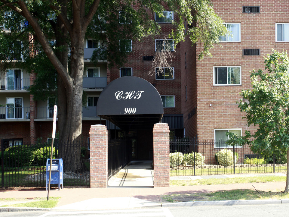 Capitol Hill Towers Adult Community in Washington, DC - Foto de edificio