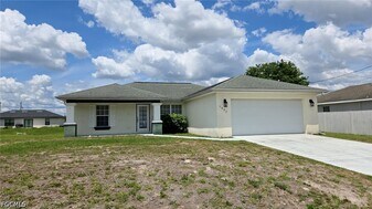 3002-3052 52nd St W in Lehigh Acres, FL - Building Photo
