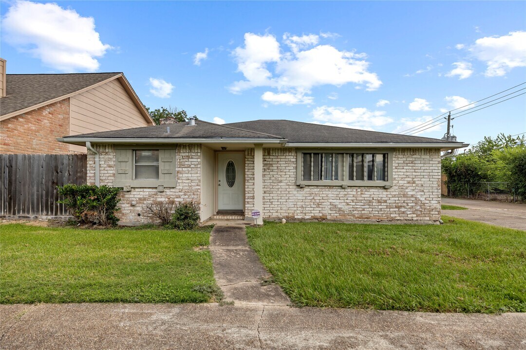 6742 Westwick Dr in Houston, TX - Building Photo