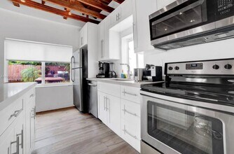 524 NW 35th St in Miami, FL - Building Photo - Building Photo