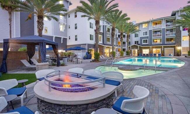 Beach & Ocean in Huntington Beach, CA - Foto de edificio - Building Photo