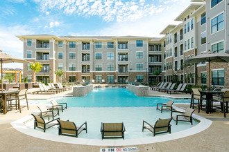 Beacon at Buffalo Pointe in Houston, TX - Building Photo - Building Photo