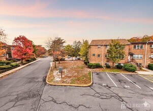 14 College Dr in Edison, NJ - Building Photo - Building Photo