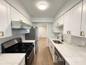 31 Van Pelt Ct in East Brunswick, NJ - Building Photo - Building Photo