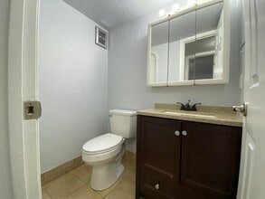 305 Windsor N, Unit Recently updated 2-bedroo in West Palm Beach, FL - Building Photo - Building Photo