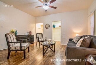 5233 Monte Vista St, Unit 402 in Los Angeles, CA - Foto de edificio - Building Photo