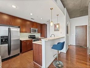 5925 Almeda Rd, Unit 107 in Houston, TX - Foto de edificio - Building Photo