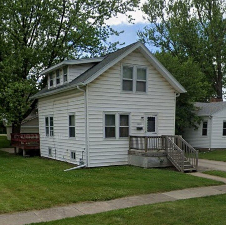 2509 Iowa St in Cedar Falls, IA - Building Photo