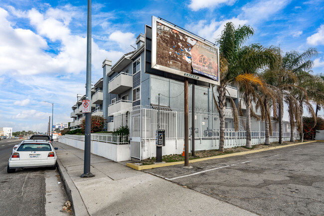 Harbor Court Apartments in Torrance, CA - Building Photo - Building Photo