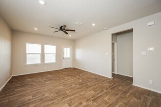 4241 Fort Palmer Blvd in Saint Hedwig, TX - Foto de edificio - Building Photo