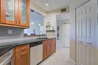 500 Uno Lago Dr in North Palm Beach, FL - Building Photo - Building Photo