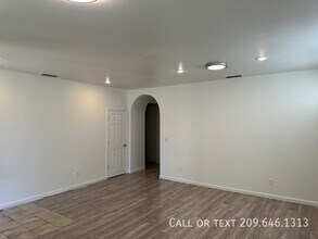 1323 Green Ridge Dr in Stockton, CA - Building Photo - Building Photo