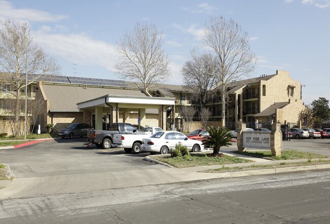 Sun Park Lane in San Antonio, TX - Foto de edificio - Building Photo