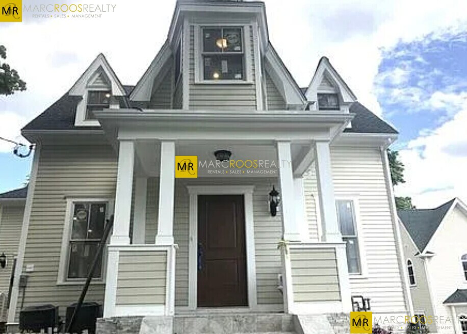 52 Rowe St in Auburndale, MA - Building Photo