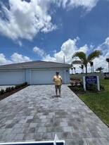 8057 Shr Lk Dr in Englewood, FL - Building Photo