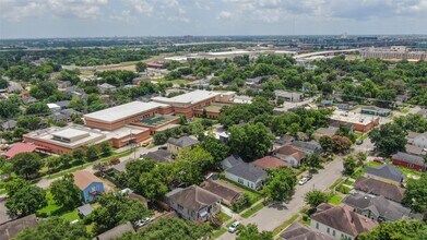 2424 Southmore Blvd in Houston, TX - Foto de edificio - Building Photo