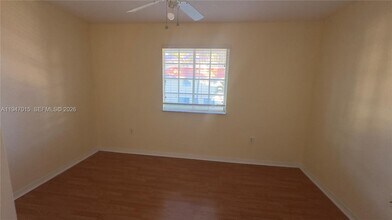 2028 NE 167th St in North Miami Beach, FL - Foto de edificio - Building Photo