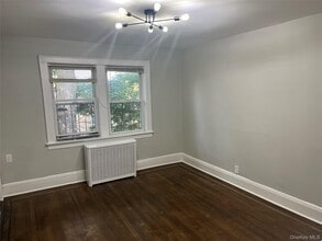 10 Oakridge Pl in Eastchester, NY - Building Photo - Building Photo